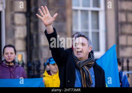 Edinburgh, Royaume-Uni. 27th févr. 2022. Photo : Alex Cole-Hamilton, chef de la Lib Dems écossaise, lutte contre l'invasion de l'Ukraine par la Russie en dehors du consulat général russe à Édimbourg. Crédit : Rich Dyson/Alay Live News Banque D'Images