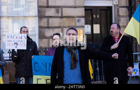 Edinburgh, Royaume-Uni. 27th févr. 2022. Photo : Alex Cole-Hamilton, chef de la Lib Dems écossaise, lutte contre l'invasion de l'Ukraine par la Russie en dehors du consulat général russe à Édimbourg. Crédit : Rich Dyson/Alay Live News Banque D'Images