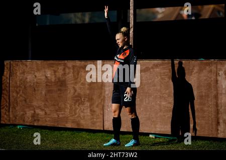 Londres, Royaume-Uni. 27th févr. 2022. Londres, Angleterre, février 27th 2 Hanna Bennison (28 Everton) se prépare à prendre un coup de pied gratuit à la Vitality Womens FA Cup entre Charlton Athletic et Everton à l'Oakwood à Londres, en Angleterre. Liam Asman/SPP crédit: SPP Sport presse photo. /Alamy Live News Banque D'Images