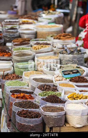Grenaille verticale des épices indiennes à vendre sur le marché indien. Banque D'Images