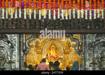 Statue d'or de lord Ganesha, Srimant Dagdusheth Ganpati, Pune, Maharashtra, Inde. Banque D'Images