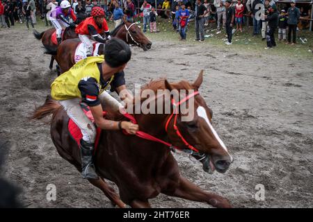 Aceh, Indonésie. 27th févr. 2022. Les enfants font une compétition de jockeys lors d'une compétition traditionnelle de courses hippiques à Takengon à Aceh, en Indonésie, le 27 février 2022. Credit: Fachrul Reza /Xinhua/Alamy Live News Banque D'Images