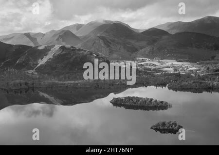 Paysage épique noir et blanc image d'automne de la vue de Walla Crag dans Lake District, au-dessus de Derwentwater regardant vers Catbells et les montagnes lointaines Banque D'Images