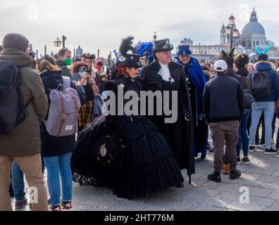 VENISE, ITALIE - 27 FÉVRIER : un fêtard portant un costume pendant le Carnaval de Venise le 27 février 2022. Le thème de l'édition 2022 du Carnaval de Venise est « Remember the future » et se tiendra du 12 février au 1 mars. Les principales festivités du carnaval ont été annulées pour limiter la propagation de Covid-19. Crédit : Zanon Luca/Alay Live News Banque D'Images