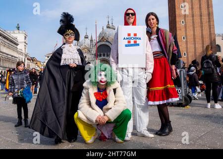 VENISE, ITALIE - 27 FÉVRIER : un fêtard portant un costume pendant le Carnaval de Venise le 27 février 2022. Le thème de l'édition 2022 du Carnaval de Venise est « Remember the future » et se tiendra du 12 février au 1 mars. Les principales festivités du carnaval ont été annulées pour limiter la propagation de Covid-19. Crédit : Zanon Luca/Alay Live News Banque D'Images