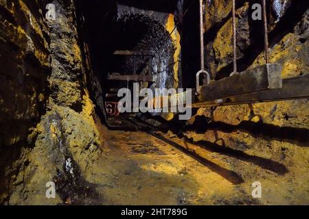 Ancien tunnel abandonné avec des objets Banque D'Images