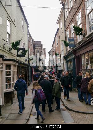 Foules de gens dans les ruines, York, Angleterre Banque D'Images