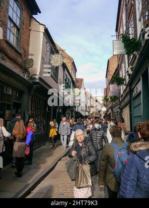 Foules de gens dans les ruines, York, Angleterre Banque D'Images