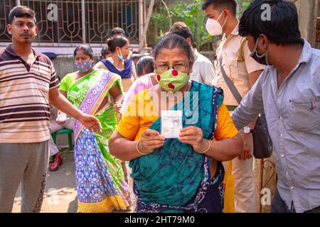 Kolkata, Bengale occidental, Inde. 26th févr. 2022. La Commission électorale de l'État a nommé 10 membres du Bureau de l'IAS en qualité d'observateurs spéciaux principaux. En tout, il y a 135 observateurs dans les sondages municipaux. 44 000 agents de police seront déployés pour assurer la sécurité de 108 sondages préalables. En outre, la commission électorale a également décidé de faire tomber l'EFR, le STF, le Commando et le RAF. À la suite de la décision de la haute Cour de Calcutta, la commission électorale de l'État a envoyé une lettre à chaque magistrat de district de l'État l'invitant à prendre les mesures nécessaires avant le scrutin. (Image crédit : © Sudip Chanda/Pacif Banque D'Images