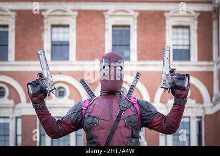 Londres, Royaume-Uni. 27th févr. 2022. Des cojoueurs dédiés arrivent pour le deuxième jour de la convention de printemps Comic con à l'Olympia London. Credit: Guy Corbishley/Alamy Live News Banque D'Images