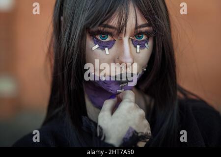 Londres, Royaume-Uni. 27th févr. 2022. Des cojoueurs dédiés arrivent pour le deuxième jour de la convention de printemps Comic con à l'Olympia London. Credit: Guy Corbishley/Alamy Live News Banque D'Images