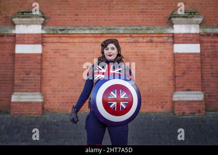 Londres, Royaume-Uni. 27th févr. 2022. Des cojoueurs dédiés arrivent pour le deuxième jour de la convention de printemps Comic con à l'Olympia London. Credit: Guy Corbishley/Alamy Live News Banque D'Images