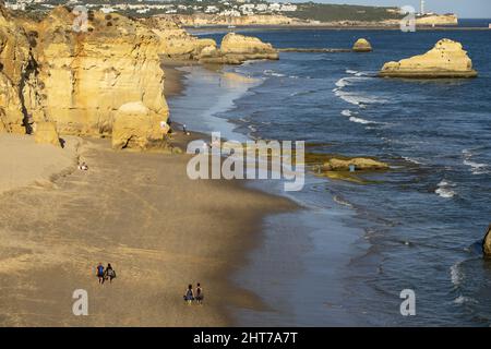 Falaises dorées pittoresques sur la plage Praia dos Careanos à Portimao, Algarve, Portugal Banque D'Images
