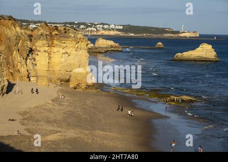 Falaises dorées pittoresques sur la plage Praia dos Careanos à Portimao, Algarve, Portugal Banque D'Images