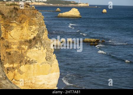 Falaises dorées pittoresques sur la plage Praia dos Careanos à Portimao, Algarve, Portugal Banque D'Images