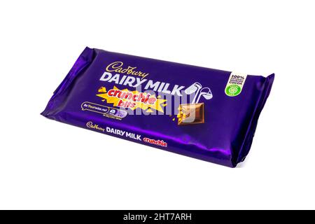 Lait Cadbury Dairy avec barre de chocolat Crunchie bits Banque D'Images