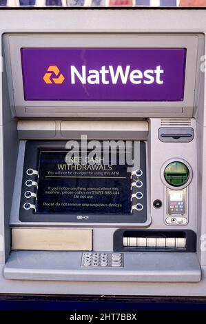 Epsom Surrey Royaume-Uni, février 27 2022, NatWest Bank distributeur automatique de billets de banque gros plan sans personne Banque D'Images