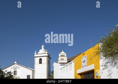 clocher de l'église portugaise repère Igreja de Sao Martinho de Estoi connu sous le nom de Matriz de Estoi, Faro, Algarve, Portugal Banque D'Images