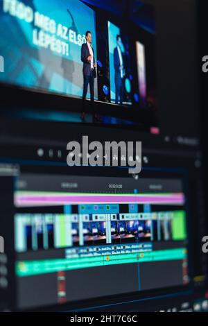 Capture verticale d'un processus de montage vidéo sur un écran d'ordinateur Banque D'Images