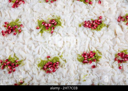 Ramadan traditionnel turc dessert le Gullac sur la table. Il est fait avec du gullac, du lait, de l'eau de rose, du noyer, de la vanille. Il est décoré de grenade Banque D'Images