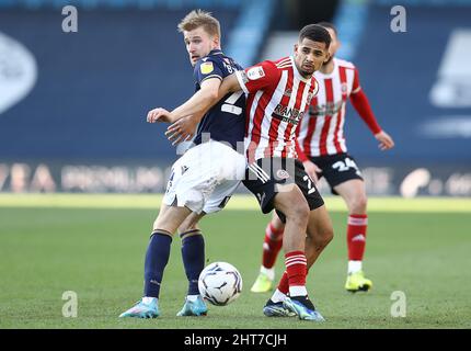 Londres, Angleterre, 26th février 2022. Lliman Ndiaye de Sheffield Utd et Billy Mitchell de Millwall lors du match du championnat Sky Bet à la Den, Londres. Le crédit photo devrait se lire: Paul Terry / Sportimage Banque D'Images