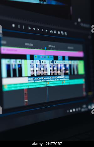 Capture verticale d'un processus d'édition vidéo sur un écran d'ordinateur Banque D'Images