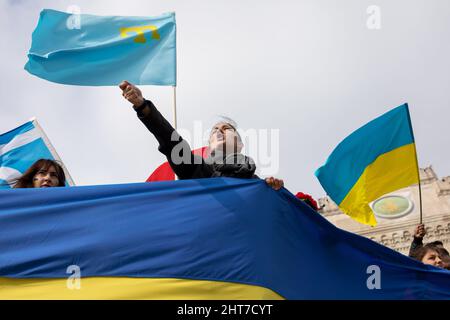 27 février 2022 : le quatrième jour des manifestations, les citoyens ukrainiens, les Turcs de Crimée et les Turcs vivant à Istanbul ont condamné l'intervention de la Russie en Ukraine par des slogans et des bannières. Les manifestants, portant des bannières et des drapeaux ukrainiens, se sont rassemblés devant l'université d'Istanbul sur la place Beyazit le 27 février 2022 et ont scandé des slogans contre la Russie et Poutine. La place Beyazit est une place dans le quartier de Fatih, située dans la partie européenne d'Istanbul, en Turquie. (Image de crédit : © Tolga Ildun/ZUMA Press Wire) Banque D'Images