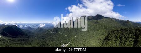 Carte postale vue panoramique de la chaîne de montagnes naturelle vue d'en haut avec des nuages formant Banque D'Images