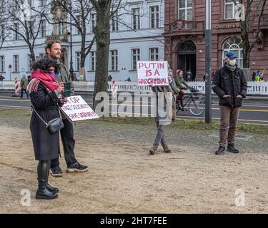 Allemagne, Berlin, 27 février 2022. Les gens protestent à Unter den Linden. Les manifestants font preuve de solidarité avec l’Ukraine en réponse à l’offensive militaire russe. Crédit: E Breitz/Alamy Banque D'Images