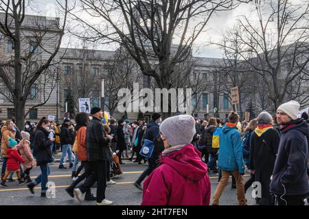 Allemagne, Berlin, 27 février 2022. Des personnes manifestent devant l'ambassade de Russie à Unter den Linden. Les manifestants font preuve de solidarité avec l’Ukraine en réponse à l’offensive militaire russe. Crédit: E Breitz/Alamy Banque D'Images