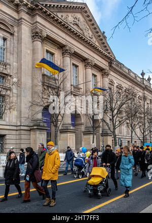 Allemagne, Berlin, 27 février 2022. Les drapeaux de l'Ukraine sur la bibliothèque de l'État builldng à Unter den Linden.. Les manifestants font preuve de solidarité avec l’Ukraine en réponse à l’offensive militaire russe. Crédit: E Breitz/Alamy i Banque D'Images