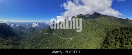 Carte postale vue panoramique de la chaîne de montagnes naturelle vue d'en haut avec des nuages formant Banque D'Images