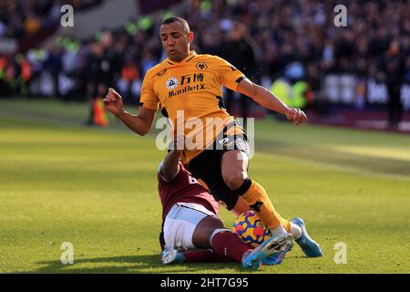 Marcal de Wolverhampton Wanderers (R) est attaqué par Ben Johnson de West Ham United (L). Match de la Premier League, West Ham Utd / Wolverhampton Wanderers au stade de Londres, parc olympique Queen Elizabeth à Londres, le dimanche 27th février 2022. Cette image ne peut être utilisée qu'à des fins éditoriales. Utilisation éditoriale uniquement, licence requise pour une utilisation commerciale. Pas d'utilisation dans les Paris, les jeux ou les publications d'un seul club/ligue/joueur. photo de Steffan Bowen/Andrew Orchard sports photographie/Alamy Live news Banque D'Images