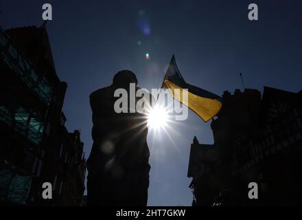 Nottingham, Nottinghamshire, Royaume-Uni. 27th févr. 2022. Un drapeau ukrainien vole de la statue de Brian Clough alors que les manifestants assistent à une veillée après que le président russe Vladimir Poutine ait ordonné l'invasion de l'Ukraine. Des centaines de personnes se sont rassemblées sur la place du Vieux marché pour montrer leur soutien au peuple ukrainien. Crédit : Darren Staples/Alay Live News Banque D'Images