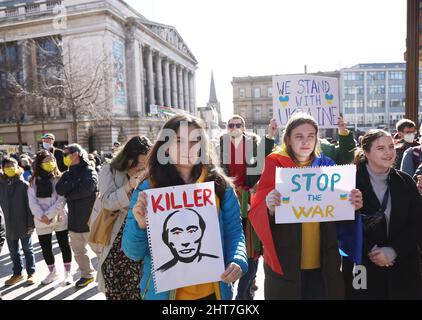 Nottingham, Nottinghamshire, Royaume-Uni. 27th févr. 2022. Les manifestants assistent à une veillée après que le président russe Vladimir Poutine ait ordonné l'invasion de l'Ukraine. Des centaines de personnes se sont rassemblées sur la place du Vieux marché pour montrer leur soutien au peuple ukrainien. Crédit : Darren Staples/Alay Live News Banque D'Images