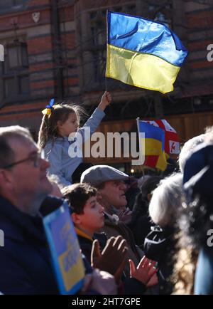 Nottingham, Nottinghamshire, Royaume-Uni. 27th févr. 2022. Un manifestant pleure lors d'une veillée après que le président russe Vladimir Poutine ait ordonné l'invasion de l'Ukraine. Des centaines de personnes se sont rassemblées sur la place du Vieux marché pour montrer leur soutien au peuple ukrainien. Crédit : Darren Staples/Alay Live News Banque D'Images