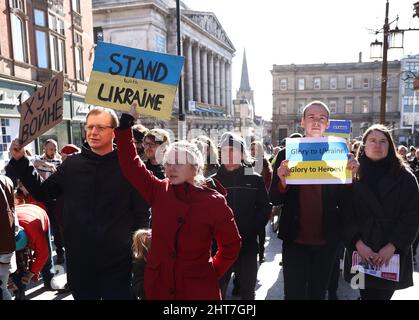 Nottingham, Nottinghamshire, Royaume-Uni. 27th févr. 2022. Les manifestants assistent à une veillée après que le président russe Vladimir Poutine ait ordonné l'invasion de l'Ukraine. Des centaines de personnes se sont rassemblées sur la place du Vieux marché pour montrer leur soutien au peuple ukrainien. Crédit : Darren Staples/Alay Live News Banque D'Images