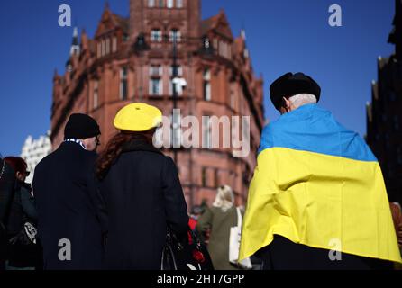 Nottingham, Nottinghamshire, Royaume-Uni. 27th février 2022. Les manifestants assistent à une veillée après que le président russe Vladimir Poutine ait ordonné l'invasion de l'Ukraine. Des centaines de personnes se sont rassemblées sur la place du Vieux marché pour montrer leur soutien au peuple ukrainien. Credit Darren Staples/Alay Live News. Banque D'Images