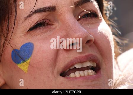 Nottingham, Nottinghamshire, Royaume-Uni. 27th févr. 2022. Un manifestant assiste à une vigile après que le président russe Vladimir Poutine ait ordonné l'invasion de l'Ukraine. Des centaines de personnes se sont rassemblées sur la place du Vieux marché pour montrer leur soutien au peuple ukrainien. Crédit : Darren Staples/Alay Live News Banque D'Images