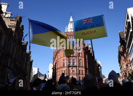 Nottingham, Nottinghamshire, Royaume-Uni. 27th février 2022. Les manifestants assistent à une veillée après que le président russe Vladimir Poutine ait ordonné l'invasion de l'Ukraine. Des centaines de personnes se sont rassemblées sur la place du Vieux marché pour montrer leur soutien au peuple ukrainien. Credit Darren Staples/Alay Live News. Banque D'Images