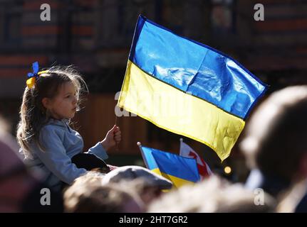 Nottingham, Nottinghamshire, Royaume-Uni. 27th février 2022. Un manifestant pleure lors d'une veillée après que le président russe Vladimir Poutine ait ordonné l'invasion de l'Ukraine. Des centaines de personnes se sont rassemblées sur la place du Vieux marché pour montrer leur soutien au peuple ukrainien. Credit Darren Staples/Alay Live News. Banque D'Images