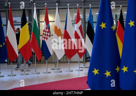 Bruxelles, Belgique. 27th févr. 2022. Drapeaux de l'UE dans la construction du Conseil de l'UE lors d'un Conseil spécial des affaires intérieures de l'UE sur la réponse à la situation en Ukraine, à Bruxelles, Belgique, 27 février 2022. Crédit: ALEXANDROS MICHAILIDIS/Alamy Live News Banque D'Images