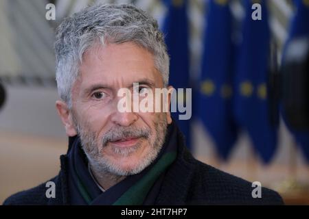 Bruxelles, Belgique. 27th févr. 2022. Le ministre espagnol de l'intérieur, Fernando Grande-Marlaska, s'adresse à la presse en prévision d'un Conseil spécial des affaires intérieures de l'UE à Bruxelles, Belgique, le 27 février 2022. Crédit: ALEXANDROS MICHAILIDIS/Alamy Live News Banque D'Images