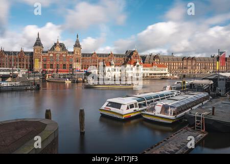 Embarcadère pour les croisières sur les canaux à la gare centrale, Centraal, Amsterdam, Pays-Bas, Europe Banque D'Images