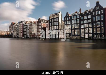 Vue sur les maisons de danse de Damrak , maisons emblématiques sur les canaux dans la capitale d'Amsterdam. Banque D'Images