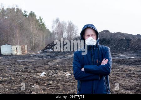 Un homme dans un masque protecteur dans un monde apocalyptique. Catastrophe environnementale. Zone toxique dangereuse Banque D'Images