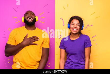 Couple avec casque écouter de la musique et danser avec énergie Banque D'Images