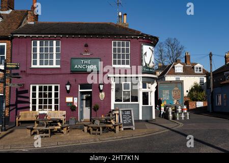 Woodbridge Suffolk UK février 25 2022: Vue extérieure du populaire pub The Anchor dans le centre-ville de Woodbridge, ils prennent une livraison de nourriture et Banque D'Images