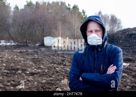 Un homme dans un masque protecteur dans un monde apocalyptique. Catastrophe environnementale. Zone toxique dangereuse Banque D'Images