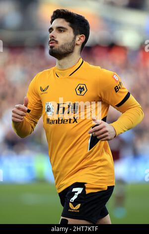 Pedro Neto de Wolverhampton Wanderers regarde dessus. Match de la Premier League, West Ham Utd / Wolverhampton Wanderers au stade de Londres, parc olympique Queen Elizabeth à Londres, le dimanche 27th février 2022. Cette image ne peut être utilisée qu'à des fins éditoriales. Utilisation éditoriale uniquement, licence requise pour une utilisation commerciale. Pas d'utilisation dans les Paris, les jeux ou les publications d'un seul club/ligue/joueur. photo de Steffan Bowen/Andrew Orchard sports photographie/Alamy Live news Banque D'Images